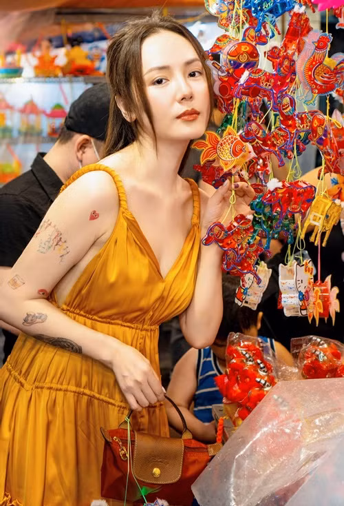 Thời trang đời thường của Phương Linh đầy nữ tính.