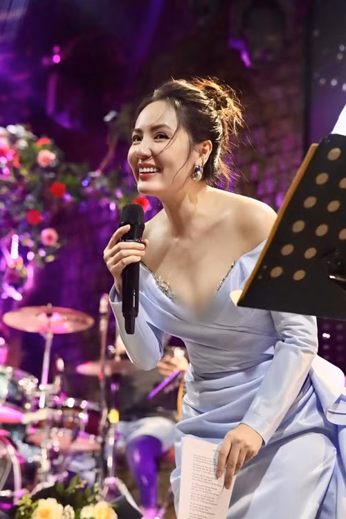 Phương Linh mặc trang phục xẻ ngực sâu khiến người đối diện khó rời mắt trong một đêm nhạc gần đây.
