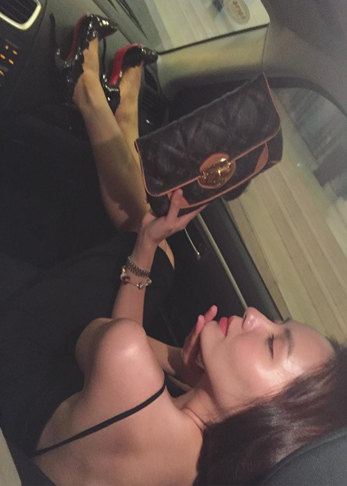 Nữ ca sĩ khoe vai trần gợi cảm khiến nhiều fan phải "u mê".