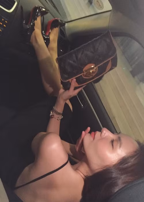 Nữ ca sĩ khoe vai trần gợi cảm khiến nhiều fan phải "u mê".