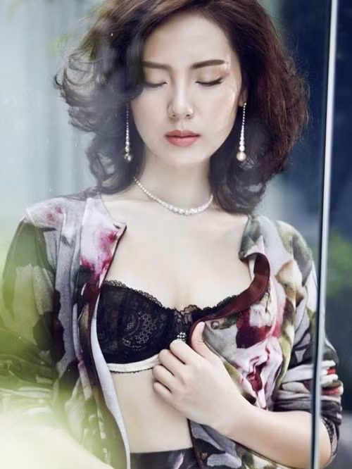 Nữ ca sĩ sở hữu gương mặt hài hoà, xinh đẹp cùng vóc dáng quyến rũ.