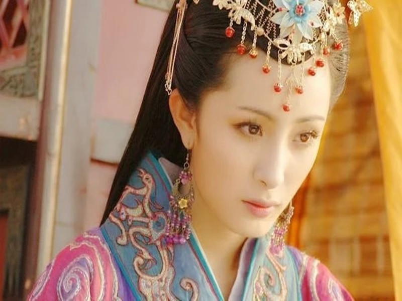 Tên tuổi của Dương Mịch gắn liền với các bộ phim Thần điêu đại hiệp, Vương Chiêu Quân, Tiên kiếm kỳ hiệp 3, Mỹ nhân tâm kế, Cung tỏa tâm ngọc, Cổ kiếm kỳ đàm, Người phiên dịch, Tam sinh tam thế: Thập lý đào hoa, Phù Dao hoàng hậu. Ảnh: Znews.