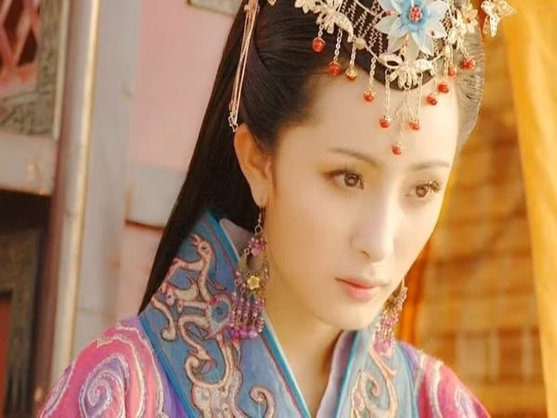 Tên tuổi của Dương Mịch gắn liền với các bộ phim Thần điêu đại hiệp, Vương Chiêu Quân, Tiên kiếm kỳ hiệp 3, Mỹ nhân tâm kế, Cung tỏa tâm ngọc, Cổ kiếm kỳ đàm, Người phiên dịch, Tam sinh tam thế: Thập lý đào hoa, Phù Dao hoàng hậu. Ảnh: Znews.