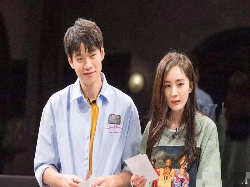 Dương Mịch từng vướng tin đồn hẹn hò Ngụy Đại Huân. "Phú bà" không xác nhận mối quan hệ với Ngụy Đại Huân. Dương Mịch cho biết, cô không muốn tiết lộ các mối quan hệ cá nhân. Sau Dương Mịch, Nguy Đại Huân bị đồn yêu Tần Lam. Ảnh: Znews.