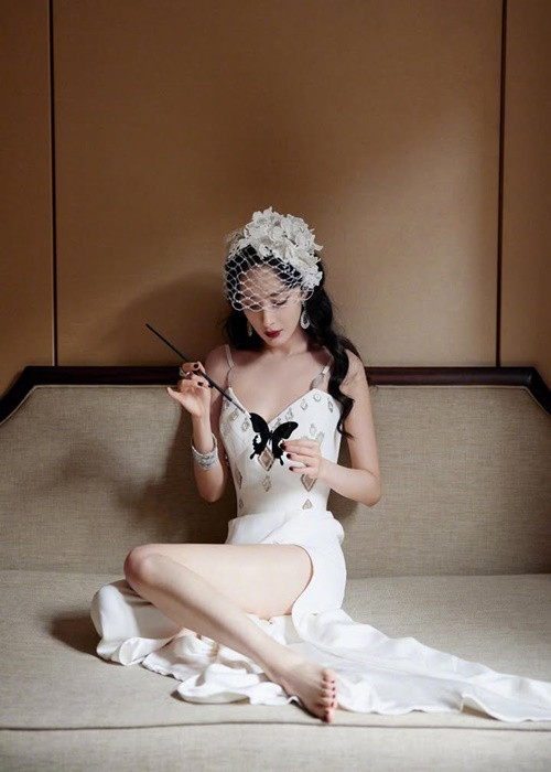 Nữ diễn viên khoe dáng nuột nà với váy áo gợi cảm. Ảnh: Instagram Dương Mịch.