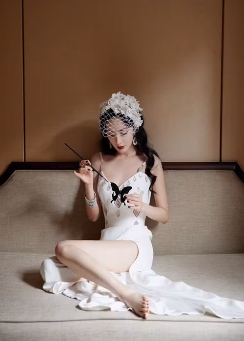 Nữ diễn viên khoe dáng nuột nà với váy áo gợi cảm. Ảnh: Instagram Dương Mịch.