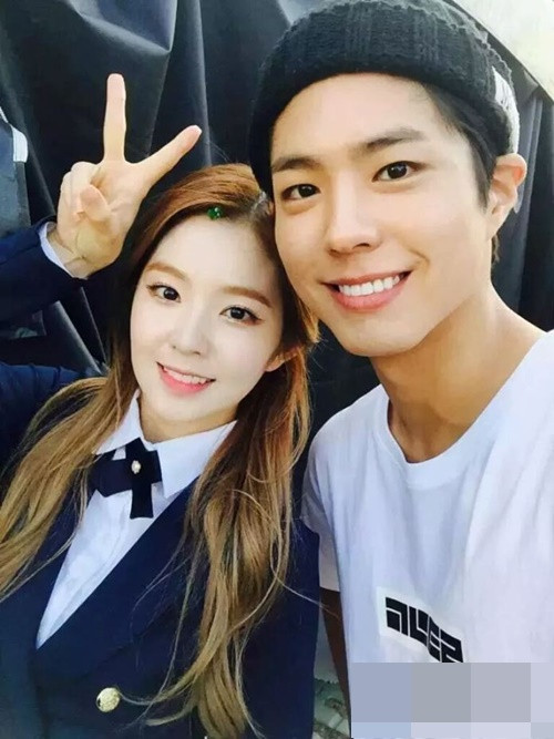 Irene của nhóm Red Velvet tỏ ra bối rối khi được Park Bo Gum gọi tên thật. Ảnh: Saostar.