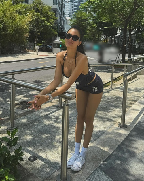 Chân dài đính chính, cô chưa kết hôn với bạn trai cũ. Ảnh: FB Như Vân.