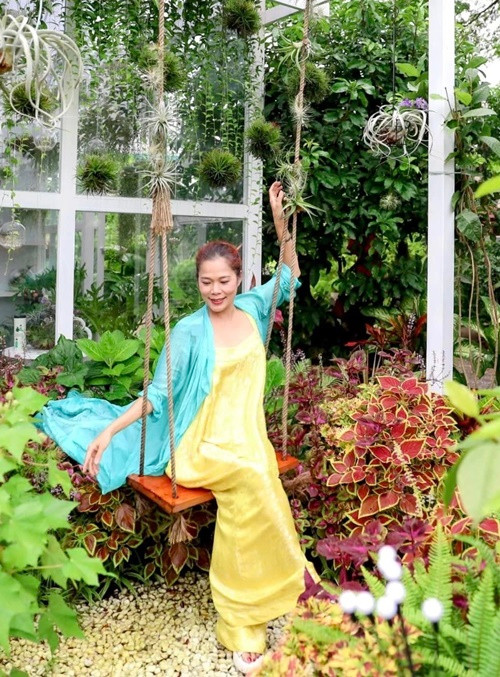 Cuộc sống trong nhà vườn bình yên giúp Mỹ Lệ giảm áp lực công việc.