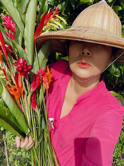 Mỹ Lệ chia sẻ, cô cảm thấy hạnh phúc khi được tự tay hái trái trong vườn rồi ăn, đội nắng mưa, chân lấm tay bùn chăm sóc cây cối.