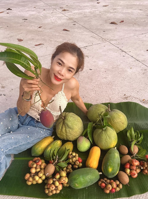 Nữ ca sĩ tâm sự: "Phụ nữ tuổi tôi sợ nắng, mặt lên một nếp nhăn đã phải đi tiêm ngay cho đầy. Riêng bà nông dân này cứ ra nắng cả ngày, tay chân đen đúa, đầy vết muỗi đốt, ong chích hoặc trầy xước. Ngày nào không đi chân trần ít nhất 1 tiếng tôi không chịu được. Chắc vì không sợ lão hóa nên tôi già khá chậm".