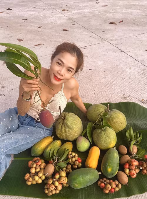 Nữ ca sĩ tâm sự: "Phụ nữ tuổi tôi sợ nắng, mặt lên một nếp nhăn đã phải đi tiêm ngay cho đầy. Riêng bà nông dân này cứ ra nắng cả ngày, tay chân đen đúa, đầy vết muỗi đốt, ong chích hoặc trầy xước. Ngày nào không đi chân trần ít nhất 1 tiếng tôi không chịu được. Chắc vì không sợ lão hóa nên tôi già khá chậm".