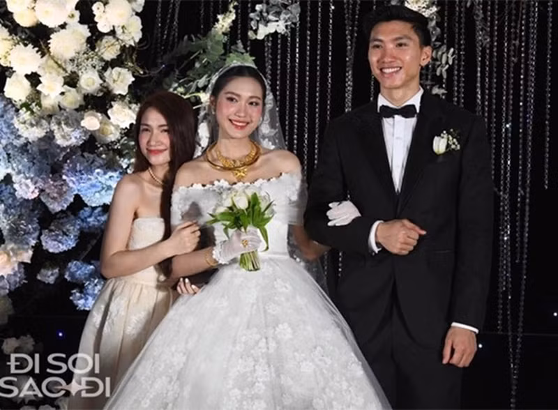 Văn Toàn không phải là cầu thủ duy nhất thân thiết với Hòa Minzy. Nữ ca sĩ còn có tình bạn đẹp với Đoàn Văn Hậu. Ảnh: Bóng Đá Plus.