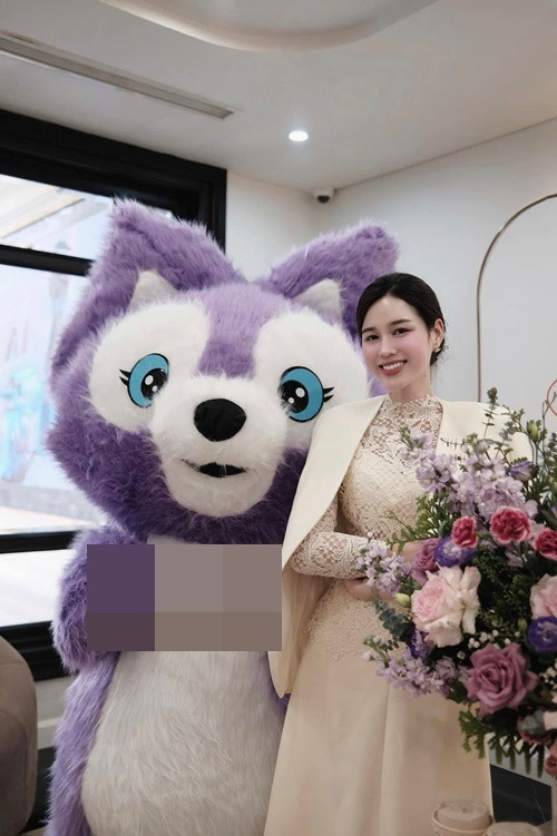 Mới đây, theo Znews, công ty TNHH Adela Group đã có văn bản gửi Phòng Đăng ký kinh doanh TP Hà Nội thông báo về việc giải thể. Theo Cổng thông tin quốc gia về đăng ký doanh nghiệp, Adela Group được thành lập vào tháng 8/2023, có vốn điều lệ 10 tỷ đồng. Trong đó, Hoa hậu Đỗ Thị Hà và bà Hoàng Khánh Chi góp 5 tỷ đồng mỗi người. Bà Chi giữ chức vụ Giám đốc kiêm người đại diện theo pháp luật doanh nghiệp.