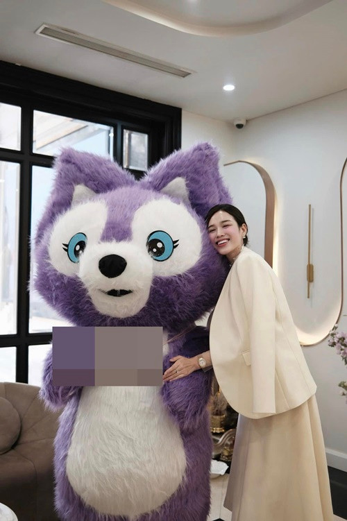 Sau thông tin Adela Group muốn giải thể, Đỗ Thị Hà lên tiếng. Cô cho biết: "Hà xin được làm rõ đây là một công ty khác nằm trong hệ sinh thái của Thẩm mỹ Quốc tế Adela. Thời điểm hiện tại công ty đó không còn phù hợp với định hướng phát triển chung nên Hà và chị Hoàng Khánh Chi (Founder đồng sáng lập Adela ) quyết định dừng triển khai để tập trung nguồn lực phát triển cho Thẩm mỹ quốc tế Adela".