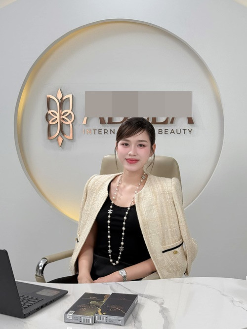 Hoa hậu Việt Nam 2020 Đỗ Thị Hà khẳng định Thẩm mỹ Quốc tế Adela vẫn hoạt động bình thường chứ không giải thể như tin đồn.