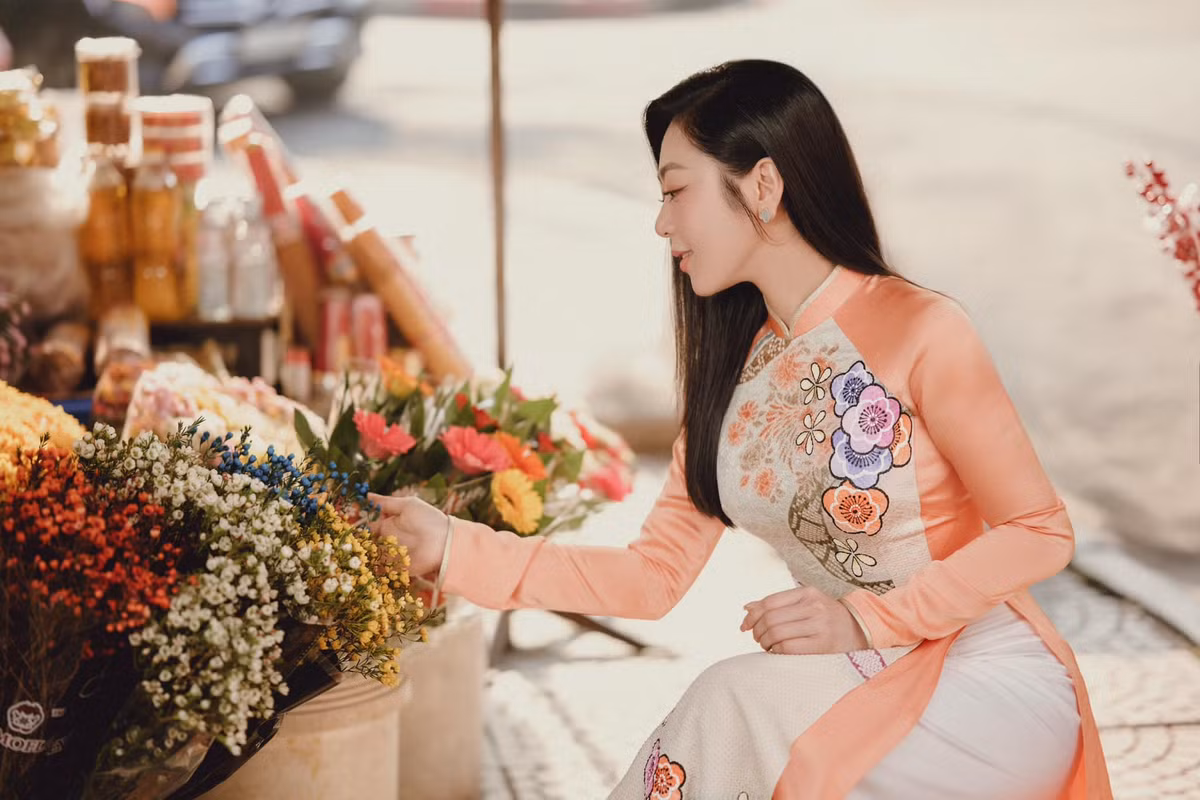 Hà Thanh Xuân miệt mài chạy show. Tết Nguyên đán 2025, cô vẫn lời biểu diễn.