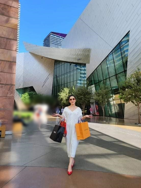 Hà Thanh Xuân thi thoảng mua sắm hàng hiệu cho bản thân.