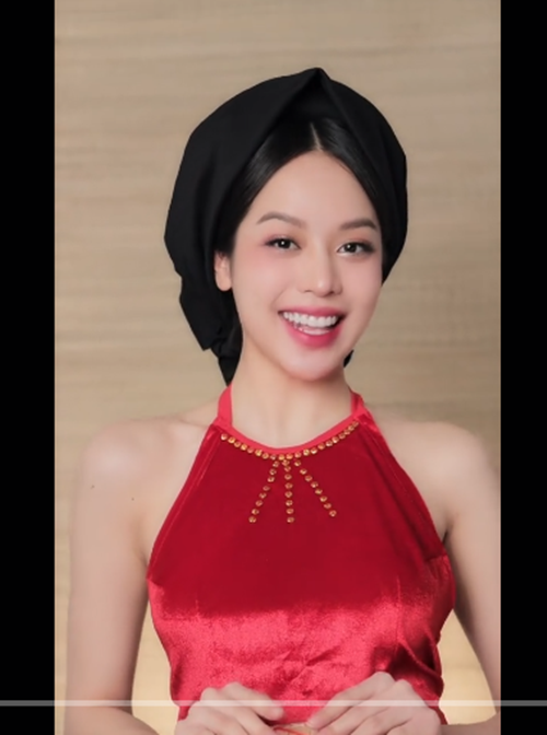 Thanh Thủy gợi cảm, xinh đẹp khi đội khăn mỏ quạ. Ảnh: TikTok Thanh Thủy.