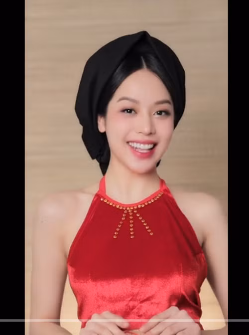 Thanh Thủy gợi cảm, xinh đẹp khi đội khăn mỏ quạ. Ảnh: TikTok Thanh Thủy.