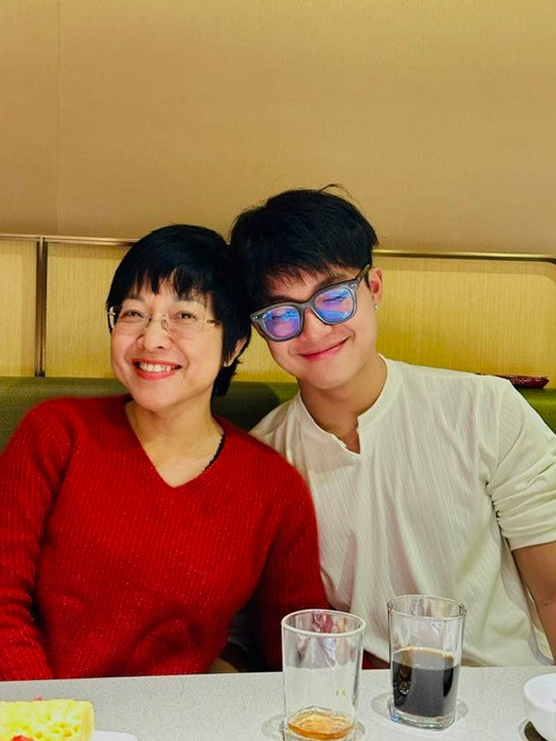 “Tít ở nhà, ngủ trong phòng. Trộm đã vào phòng mình, còn bình tĩnh để lấy từng cái đồng hồ ra chứ không bê luôn cả hộp đi, chắc sợ cầm cả cái hộp lộ mất. Tít có kể là khi ngủ dậy ra khỏi phòng cứ có một cảm giác rất lạ, như kiểu có ai đó đã vào nhà, và con còn cầm một cái gậy đi ngó nghiêng trong nhà, rất may, tên trộm đã đi lâu rồi”, vợ cũ Công Lý cho biết. Ảnh: FB Thảo Vân.