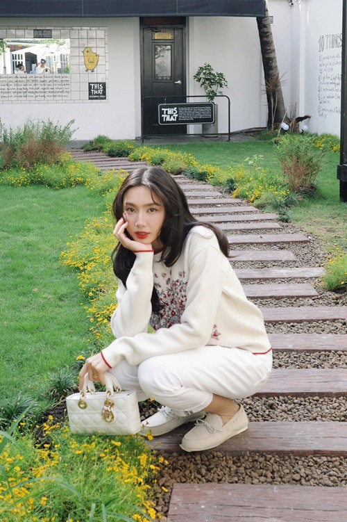 Thùy Tiên khẳng định, trước khi quyết định hợp tác với “kẹo rau củ”, cô đã được cung cấp đầy đủ các giấy tờ chứng nhận của sản phẩm. Khi có các thông tin về sản phẩm, người đẹp đã ngay lập tức liên hệ với các bên liên quan để làm rõ vấn đề. Ảnh: FB Thùy Tiên.