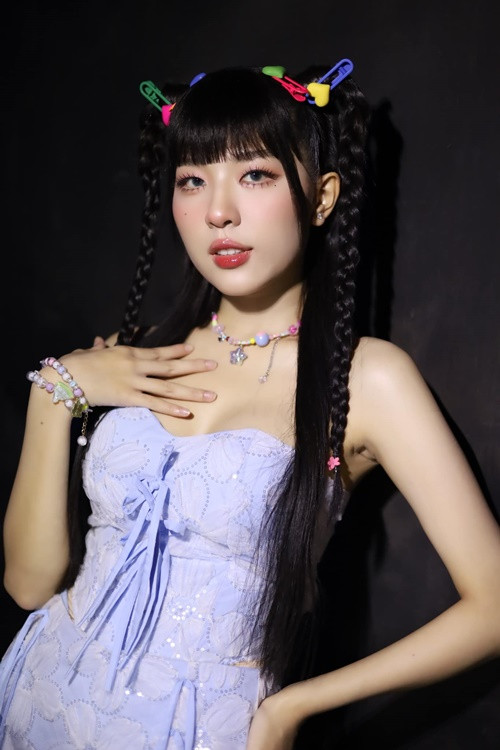 Theo Saostar, Diễm Hằng Lamoon đi hát năm 14 tuổi, biết sáng tác nhạc. Ảnh: FB Diễm Hằng Lamoon.