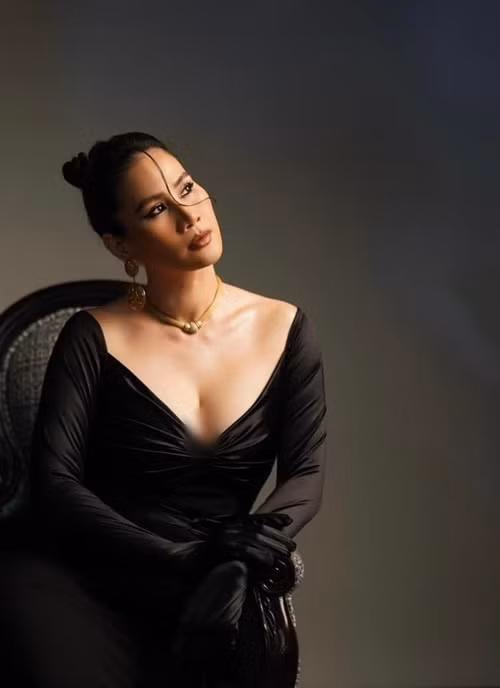 "Bà trùm phản diện" khoe vòng một gợi cảm với váy áo xẻ sâu.