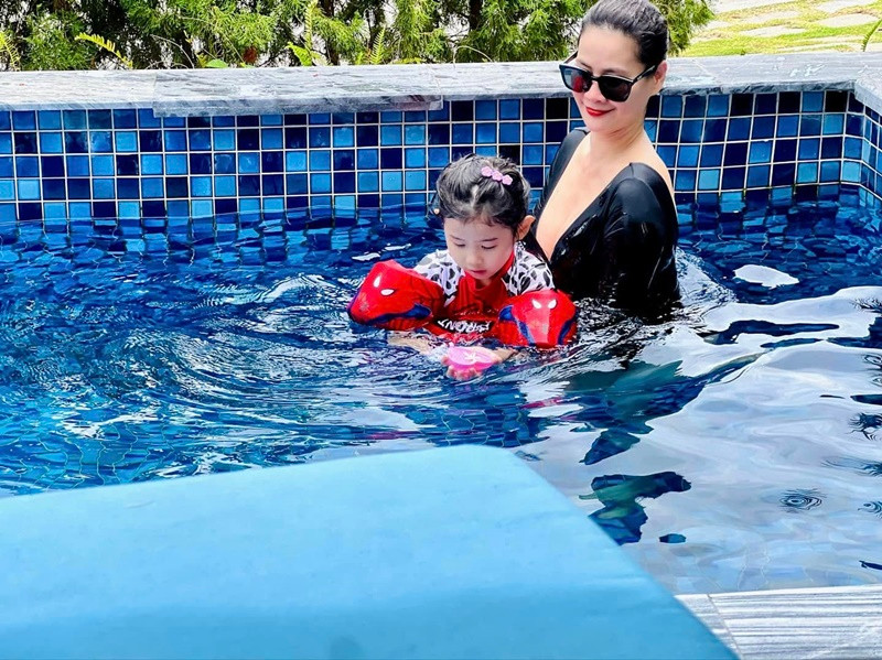 Sau 2 lần sinh nở, bạn thân Tăng Thanh Hà vẫn quyến rũ khiến người đối diện khó rời mắt.