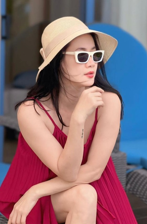 "Người đẹp sông Tiền" biết chọn cho mình những trang phục hợp mốt, tôn dáng mỗi khi đi du lịch.