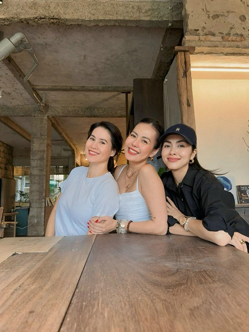 Thân Thúy Hà có hội bạn thân gắn bó nhiều năm qua. Nhóm gồm Hà Tăng, Thân Thúy Hà, Bùi Việt Hà và Thùy Trang.