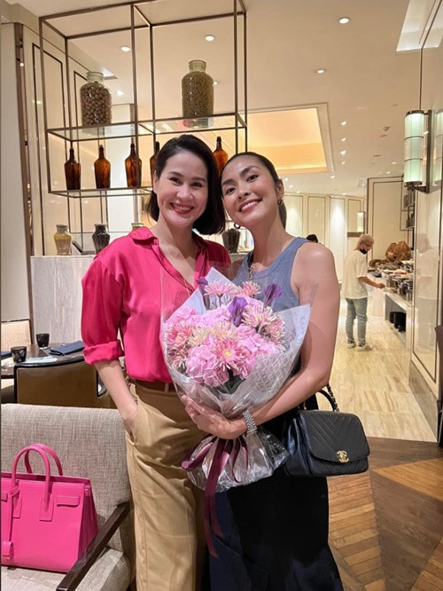 Thân Thúy Hà chia sẻ trên Vietnamnet, cô và Tăng Thanh Hà thân thiết nói chuyện nhiều nhất vì tính hai người tương đối giống nhau. Trong suy nghĩ, nhận định sự việc và trong chuyện ăn uống, cả hai cũng có nhiều điểm tương đồng. Trên Znews, Thân Thúy Hà cũng cho biết, trong nhóm, Tăng Thanh Hà nhỏ tuổi nhất nhưng nàng ngọc nữ lại quan tâm, lo lắng cho bạn bè trước nhiều nhất.