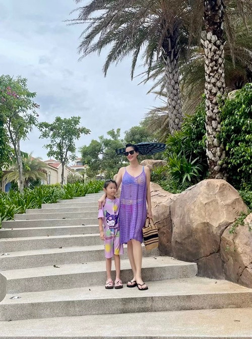 Thân Thúy Hà và người chồng cũ đầu tiên có một cậu con trai chung. Đến năm 2019, nữ diễn viên sinh con gái thứ hai nhưng giấu danh tính bố của con gái.