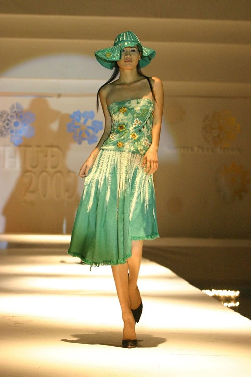  Thân Thúy Hà xuất thân là người mẫu. Cô từng đoạt danh hiệu Hoa khôi Thanh niên Thanh lịch Thời trang Toàn quốc 1995. Từ người mẫu ăn khách, cô trở thành diễn viên thực lực của màn ảnh nhỏ miền Nam.