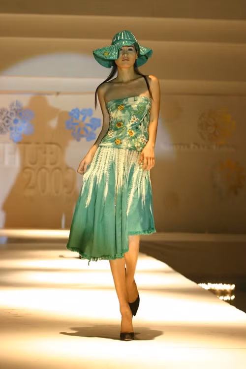  Thân Thúy Hà xuất thân là người mẫu. Cô từng đoạt danh hiệu Hoa khôi Thanh niên Thanh lịch Thời trang Toàn quốc 1995. Từ người mẫu ăn khách, cô trở thành diễn viên thực lực của màn ảnh nhỏ miền Nam.