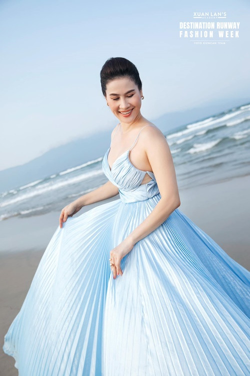 Ngoài đời, nữ diễn viên sinh năm 1978 ăn mặc trẻ trung, quyến rũ hơn trên màn ảnh.