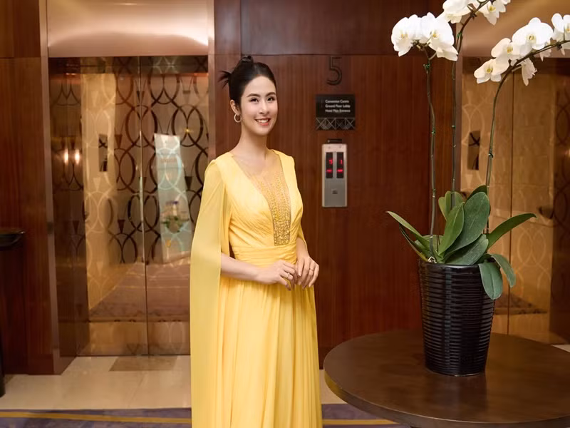 Ngọc Hân vẫn đi học, đi làm mỗi ngày. "Thú thực, tôi muốn em bé cảm nhận được năng lượng tích cực từ mẹ để bé cũng trở thành một người chăm chỉ như mẹ", nàng hậu tâm sự. Ảnh: FB Ngọc Hân.