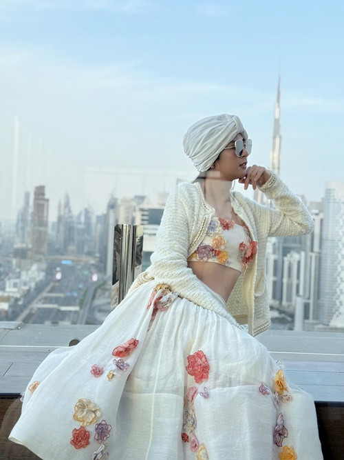 Ngọc Hân trải lòng: "Biết tin có em đúng trước thềm triển lãm Hồn Việt tại Dubai, mẹ đã thật băn khoăn. Nhưng có lẽ điều kỳ diệu đã xảy ra - em bé đã đồng hành và "hợp tác" tuyệt vời cùng mẹ suốt hành trình. Dù lịch trình dày đặc, công việc bận rộn, nhưng có em bé bên cạnh, mọi thứ đều trở nên trọn vẹn và ý nghĩa. Triển lãm áo dài thành công rực rỡ, và đó là nhờ có một thiên thần nhỏ đáng yêu luôn ủng hộ mẹ!". Ảnh: FB Ngọc Hân.