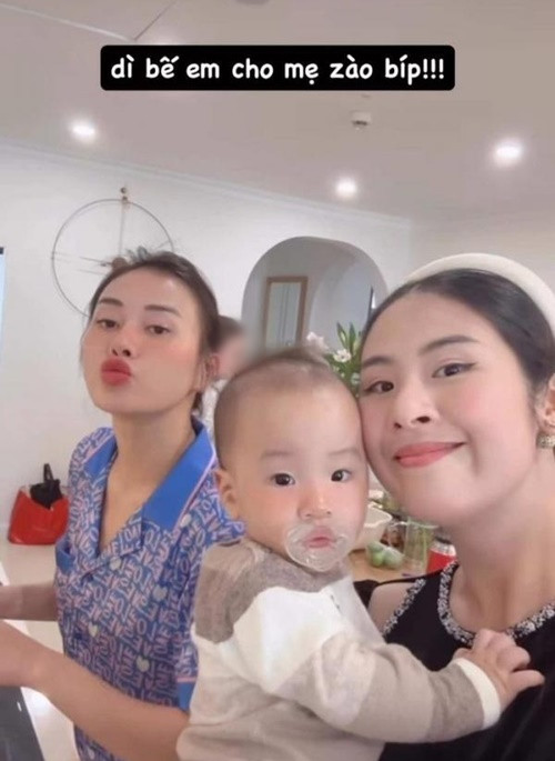 Ngọc Hân và Phương Oanh cùng sinh năm 1989, rất thân thiết. Ảnh: FB Ngọc Hân.