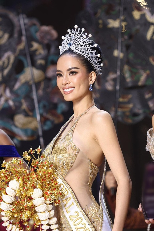 Tân Miss Global 2025 Như Vân còn ứng xử khéo léo. Trong chung kết, ở phần ứng xử của top 3 chung cuộc, Như Vân chia sẻ, trong 2 tuần dự thi, 3 điều cô trải nghiệm được là vượt qua vùng an toàn của bản thân, quảng bá được văn hóa Việt Nam và thể hiện được vẻ đẹp bên trong.