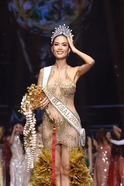 Tối ngày 9/3 tại Thái Lan, Nguyễn Đình Như Vân đăng quang, đánh bại hơn 60 thí sinh trong đêm chung kết Miss Global 2025.