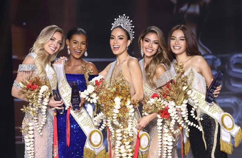 Trong chung kết Miss Global 2025, đại diện Jamaica giành á hậu 1, Puerto Rico đoạt á hậu 2, Mỹ giành á hậu 3 và Philippines đoạt á hậu 4.