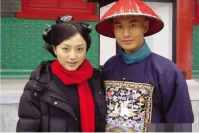 Mối tình giữa Tần Lam và Huỳnh Hiểu Minh kéo dài 3 năm. Sau này, khi nhắc về chuyện cũ, Huỳnh Hiểu Minh cho biết: "Sau khi bị tai nạn trên phim trường, tôi một mình cô độc và đau đớn. Tôi tưởng rằng cô ấy sẽ ở bên cạnh nhưng không phải như thế. Tôi tủi thân vô cùng". Ảnh: Gia Đình Việt Nam.