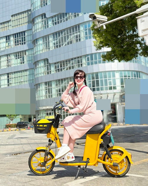 Vân Dung sở hữu làn da trắng nên dễ dàng trong việc lựa chọn màu sắc trang phục cho mình.