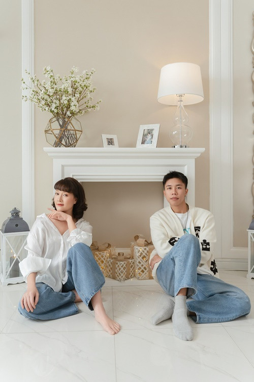 Vân Dung "hack tuổi" với áo sơ mi, quần jeans khi chụp ảnh cùng con trai Long Vũ.