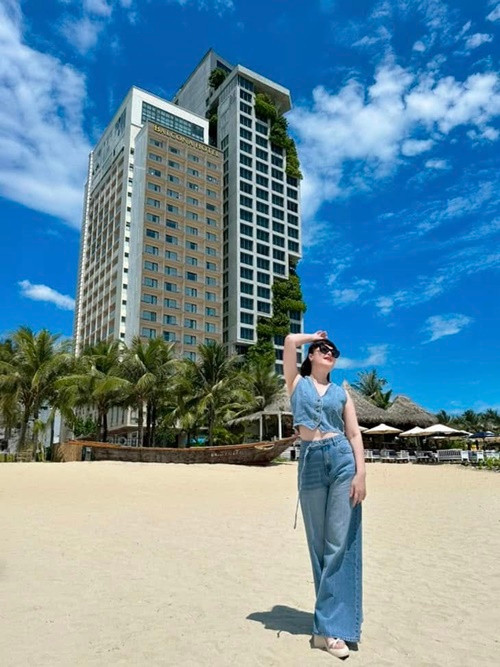 Vân Dung được khen trẻ như thiếu nữ đôi mươi khi diện set jeans gồm áo croptop và quần ống rộng trong một chuyến đi biển.