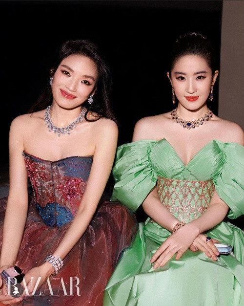 Nhan sắc của Thư Kỳ từng “lấn át” Lưu Diệc Phi tại một sự kiện dù Lưu Diệc Phi kém đàn chị đến 13 tuổi. Ảnh: Bazaarvietnam.