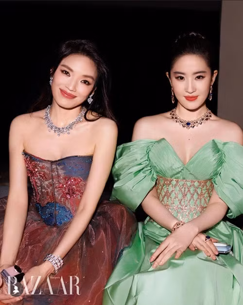 Nhan sắc của Thư Kỳ từng “lấn át” Lưu Diệc Phi tại một sự kiện dù Lưu Diệc Phi kém đàn chị đến 13 tuổi. Ảnh: Bazaarvietnam.