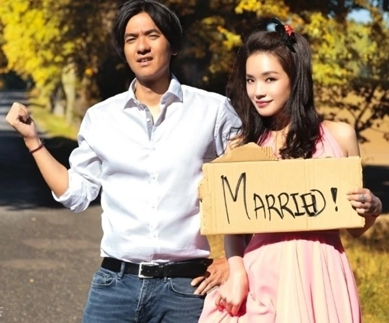 Thư Kỳ và Phùng Đức Luân tổ chức đám cưới kín đáo, giản dị ở Praha. Cặp đôi chỉ mua vest, váy ngay trên phố rồi mời 1 số bạn bè thân thiết chứng kiến hôn lễ. Ảnh: Znews.