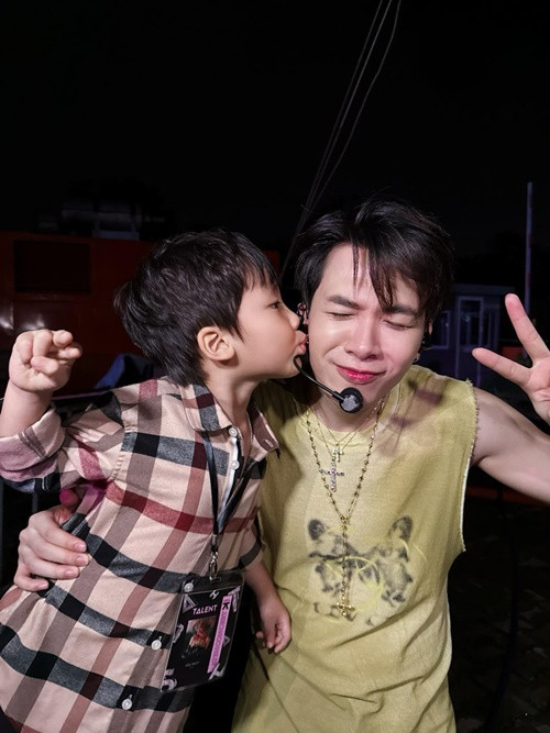 Bé Bo rất hâm mộ các ca sĩ trong chương trình Anh trai say hi. Vào cuối tháng 10/2024, Hòa Minzy đưa con vào hậu trường chương trình Anh trai say hi để cậu nhóc có thể "đu idol". Ảnh: FB Bo.